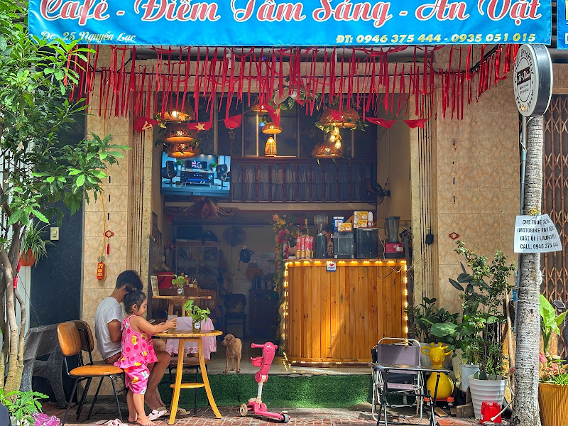 Thị Nấm’s Coffee House & Breakfast venue atmosphere